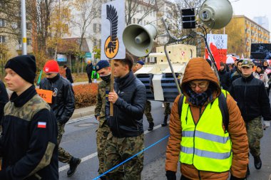 Wroclaw, Polonya - 11 Kasım 2024: Wroclaw 'da Neşeli Bağımsızlık Günü Yürüyüşü, Polonya Bayrakları, Öğrencileri ve 11 Kasım' ı Kutlayan Ailelerle Vatanseverlik Yürüyüşü