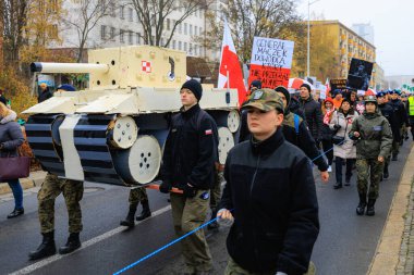 Wroclaw, Polonya - 11 Kasım 2024: Wroclaw 'da Neşeli Bağımsızlık Günü Yürüyüşü, Polonya Bayrakları, Öğrencileri ve 11 Kasım' ı Kutlayan Ailelerle Vatanseverlik Yürüyüşü