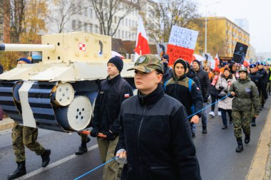 Wroclaw, Polonya - 11 Kasım 2024: Wroclaw 'da Neşeli Bağımsızlık Günü Yürüyüşü, Polonya Bayrakları, Öğrencileri ve 11 Kasım' ı Kutlayan Ailelerle Vatanseverlik Yürüyüşü