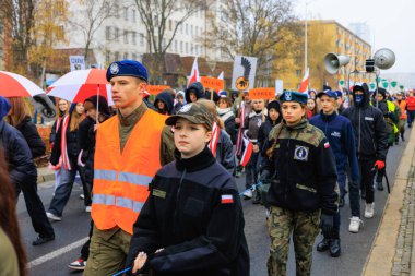 Wroclaw, Polonya - 11 Kasım 2024: Wroclaw 'da Neşeli Bağımsızlık Günü Yürüyüşü, Polonya Bayrakları, Öğrencileri ve 11 Kasım' ı Kutlayan Ailelerle Vatanseverlik Yürüyüşü