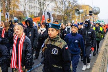Wroclaw, Polonya - 11 Kasım 2024: Wroclaw 'da Neşeli Bağımsızlık Günü Yürüyüşü, Polonya Bayrakları, Öğrencileri ve 11 Kasım' ı Kutlayan Ailelerle Vatanseverlik Yürüyüşü