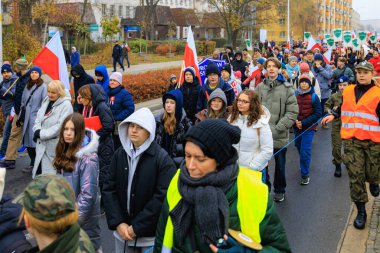 Wroclaw, Polonya - 11 Kasım 2024: Wroclaw 'da Neşeli Bağımsızlık Günü Yürüyüşü, Polonya Bayrakları, Öğrencileri ve 11 Kasım' ı Kutlayan Ailelerle Vatanseverlik Yürüyüşü