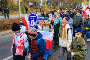 Wroclaw, Polonya - 11 Kasım 2024: Wroclaw 'da Neşeli Bağımsızlık Günü Yürüyüşü, Polonya Bayrakları, Öğrencileri ve 11 Kasım' ı Kutlayan Ailelerle Vatanseverlik Yürüyüşü