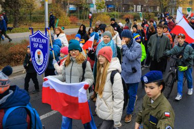 Wroclaw, Polonya - 11 Kasım 2024: Wroclaw 'da Neşeli Bağımsızlık Günü Yürüyüşü, Polonya Bayrakları, Öğrencileri ve 11 Kasım' ı Kutlayan Ailelerle Vatanseverlik Yürüyüşü