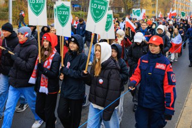 Wroclaw, Polonya - 11 Kasım 2024: Wroclaw 'da Neşeli Bağımsızlık Günü Yürüyüşü, Polonya Bayrakları, Öğrencileri ve 11 Kasım' ı Kutlayan Ailelerle Vatanseverlik Yürüyüşü