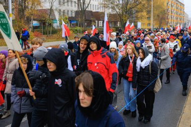 Wroclaw, Polonya - 11 Kasım 2024: Wroclaw 'da Neşeli Bağımsızlık Günü Yürüyüşü, Polonya Bayrakları, Öğrencileri ve 11 Kasım' ı Kutlayan Ailelerle Vatanseverlik Yürüyüşü