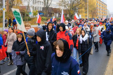 Wroclaw, Polonya - 11 Kasım 2024: Wroclaw 'da Neşeli Bağımsızlık Günü Yürüyüşü, Polonya Bayrakları, Öğrencileri ve 11 Kasım' ı Kutlayan Ailelerle Vatanseverlik Yürüyüşü