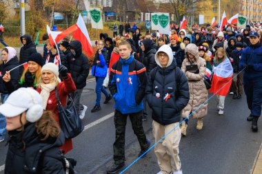 Wroclaw, Polonya - 11 Kasım 2024: Wroclaw 'da Neşeli Bağımsızlık Günü Yürüyüşü, Polonya Bayrakları, Öğrencileri ve 11 Kasım' ı Kutlayan Ailelerle Vatanseverlik Yürüyüşü