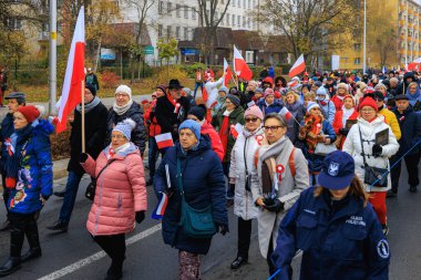 Wroclaw, Polonya - 11 Kasım 2024: Wroclaw 'da Neşeli Bağımsızlık Günü Yürüyüşü, Polonya Bayrakları, Öğrencileri ve 11 Kasım' ı Kutlayan Ailelerle Vatanseverlik Yürüyüşü