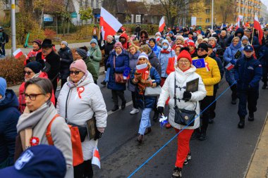 Wroclaw, Polonya - 11 Kasım 2024: Wroclaw 'da Neşeli Bağımsızlık Günü Yürüyüşü, Polonya Bayrakları, Öğrencileri ve 11 Kasım' ı Kutlayan Ailelerle Vatanseverlik Yürüyüşü
