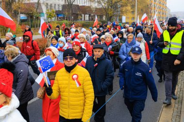 Wroclaw, Polonya - 11 Kasım 2024: Wroclaw 'da Neşeli Bağımsızlık Günü Yürüyüşü, Polonya Bayrakları, Öğrencileri ve 11 Kasım' ı Kutlayan Ailelerle Vatanseverlik Yürüyüşü