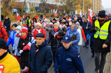Wroclaw, Polonya - 11 Kasım 2024: Wroclaw 'da Neşeli Bağımsızlık Günü Yürüyüşü, Polonya Bayrakları, Öğrencileri ve 11 Kasım' ı Kutlayan Ailelerle Vatanseverlik Yürüyüşü