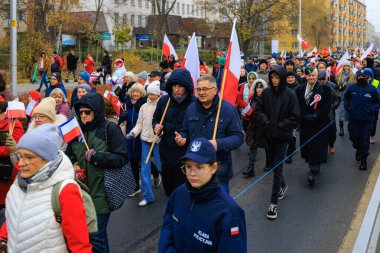 Wroclaw, Polonya - 11 Kasım 2024: Wroclaw 'da Neşeli Bağımsızlık Günü Yürüyüşü, Polonya Bayrakları, Öğrencileri ve 11 Kasım' ı Kutlayan Ailelerle Vatanseverlik Yürüyüşü