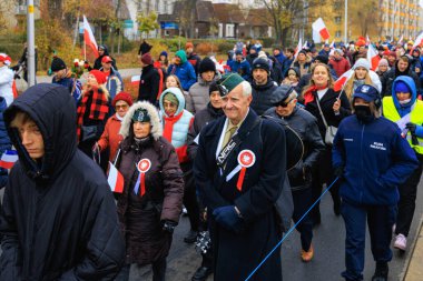 Wroclaw, Polonya - 11 Kasım 2024: Wroclaw 'da Neşeli Bağımsızlık Günü Yürüyüşü, Polonya Bayrakları, Öğrencileri ve 11 Kasım' ı Kutlayan Ailelerle Vatanseverlik Yürüyüşü