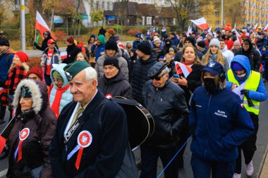 Wroclaw, Polonya - 11 Kasım 2024: Wroclaw 'da Neşeli Bağımsızlık Günü Yürüyüşü, Polonya Bayrakları, Öğrencileri ve 11 Kasım' ı Kutlayan Ailelerle Vatanseverlik Yürüyüşü