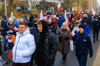 Wroclaw, Polonya - 11 Kasım 2024: Wroclaw 'da Neşeli Bağımsızlık Günü Yürüyüşü, Polonya Bayrakları, Öğrencileri ve 11 Kasım' ı Kutlayan Ailelerle Vatanseverlik Yürüyüşü