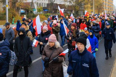 Wroclaw, Polonya - 11 Kasım 2024: Wroclaw 'da Neşeli Bağımsızlık Günü Yürüyüşü, Polonya Bayrakları, Öğrencileri ve 11 Kasım' ı Kutlayan Ailelerle Vatanseverlik Yürüyüşü