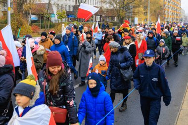 Wroclaw, Polonya - 11 Kasım 2024: Wroclaw 'da Neşeli Bağımsızlık Günü Yürüyüşü, Polonya Bayrakları, Öğrencileri ve 11 Kasım' ı Kutlayan Ailelerle Vatanseverlik Yürüyüşü