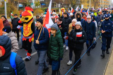 Wroclaw, Polonya - 11 Kasım 2024: Wroclaw 'da Neşeli Bağımsızlık Günü Yürüyüşü, Polonya Bayrakları, Öğrencileri ve 11 Kasım' ı Kutlayan Ailelerle Vatanseverlik Yürüyüşü