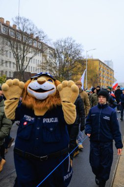 Wroclaw, Polonya - 11 Kasım 2024: Wroclaw 'da Neşeli Bağımsızlık Günü Yürüyüşü, Polonya Bayrakları, Öğrencileri ve 11 Kasım' ı Kutlayan Ailelerle Vatanseverlik Yürüyüşü