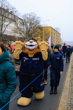 Wroclaw, Polonya - 11 Kasım 2024: Wroclaw 'da Neşeli Bağımsızlık Günü Yürüyüşü, Polonya Bayrakları, Öğrencileri ve 11 Kasım' ı Kutlayan Ailelerle Vatanseverlik Yürüyüşü
