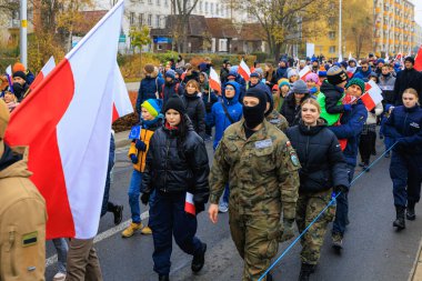 Wroclaw, Polonya - 11 Kasım 2024: Wroclaw 'da Neşeli Bağımsızlık Günü Yürüyüşü, Polonya Bayrakları, Öğrencileri ve 11 Kasım' ı Kutlayan Ailelerle Vatanseverlik Yürüyüşü