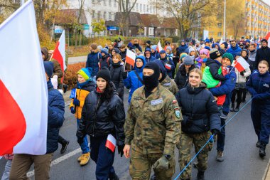 Wroclaw, Polonya - 11 Kasım 2024: Wroclaw 'da Neşeli Bağımsızlık Günü Yürüyüşü, Polonya Bayrakları, Öğrencileri ve 11 Kasım' ı Kutlayan Ailelerle Vatanseverlik Yürüyüşü