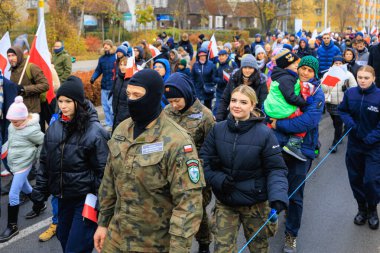Wroclaw, Polonya - 11 Kasım 2024: Wroclaw 'da Neşeli Bağımsızlık Günü Yürüyüşü, Polonya Bayrakları, Öğrencileri ve 11 Kasım' ı Kutlayan Ailelerle Vatanseverlik Yürüyüşü