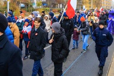 Wroclaw, Polonya - 11 Kasım 2024: Wroclaw 'da Neşeli Bağımsızlık Günü Yürüyüşü, Polonya Bayrakları, Öğrencileri ve 11 Kasım' ı Kutlayan Ailelerle Vatanseverlik Yürüyüşü