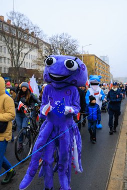 Wroclaw, Polonya - 11 Kasım 2024: Wroclaw 'da Neşeli Bağımsızlık Günü Yürüyüşü, Polonya Bayrakları, Öğrencileri ve 11 Kasım' ı Kutlayan Ailelerle Vatanseverlik Yürüyüşü
