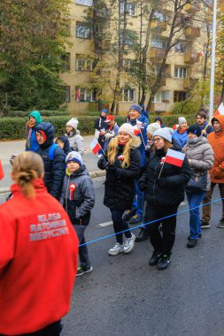 Wroclaw, Polonya - 11 Kasım 2024: Wroclaw 'da Neşeli Bağımsızlık Günü Yürüyüşü, Polonya Bayrakları, Öğrencileri ve 11 Kasım' ı Kutlayan Ailelerle Vatanseverlik Yürüyüşü