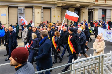 Wroclaw, Polonya - 11 Kasım 2024: Wroclaw 'da Neşeli Bağımsızlık Günü Yürüyüşü, Polonya Bayrakları, Öğrencileri ve 11 Kasım' ı Kutlayan Ailelerle Vatanseverlik Yürüyüşü