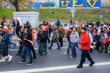 Wroclaw, Polonya - 11 Kasım 2024: Wroclaw 'da Neşeli Bağımsızlık Günü Yürüyüşü, Polonya Bayrakları, Öğrencileri ve 11 Kasım' ı Kutlayan Ailelerle Vatanseverlik Yürüyüşü