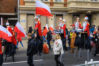 Wroclaw, Polonya - 11 Kasım 2024: Wroclaw 'da Neşeli Bağımsızlık Günü Yürüyüşü, Polonya Bayrakları, Öğrencileri ve 11 Kasım' ı Kutlayan Ailelerle Vatanseverlik Yürüyüşü