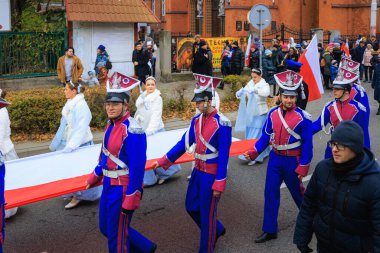 Wroclaw, Polonya - 11 Kasım 2024: Wroclaw 'da Neşeli Bağımsızlık Günü Yürüyüşü, Polonya Bayrakları, Öğrencileri ve 11 Kasım' ı Kutlayan Ailelerle Vatanseverlik Yürüyüşü