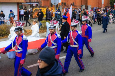 Wroclaw, Polonya - 11 Kasım 2024: Wroclaw 'da Neşeli Bağımsızlık Günü Yürüyüşü, Polonya Bayrakları, Öğrencileri ve 11 Kasım' ı Kutlayan Ailelerle Vatanseverlik Yürüyüşü