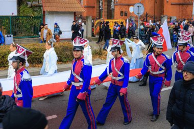 Wroclaw, Polonya - 11 Kasım 2024: Wroclaw 'da Neşeli Bağımsızlık Günü Yürüyüşü, Polonya Bayrakları, Öğrencileri ve 11 Kasım' ı Kutlayan Ailelerle Vatanseverlik Yürüyüşü