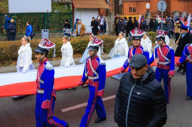Wroclaw, Polonya - 11 Kasım 2024: Wroclaw 'da Neşeli Bağımsızlık Günü Yürüyüşü, Polonya Bayrakları, Öğrencileri ve 11 Kasım' ı Kutlayan Ailelerle Vatanseverlik Yürüyüşü