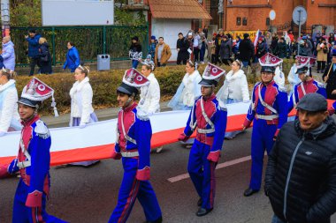 Wroclaw, Polonya - 11 Kasım 2024: Wroclaw 'da Neşeli Bağımsızlık Günü Yürüyüşü, Polonya Bayrakları, Öğrencileri ve 11 Kasım' ı Kutlayan Ailelerle Vatanseverlik Yürüyüşü
