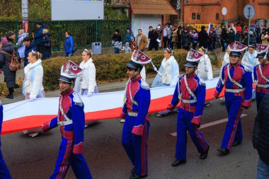 Wroclaw, Polonya - 11 Kasım 2024: Wroclaw 'da Neşeli Bağımsızlık Günü Yürüyüşü, Polonya Bayrakları, Öğrencileri ve 11 Kasım' ı Kutlayan Ailelerle Vatanseverlik Yürüyüşü