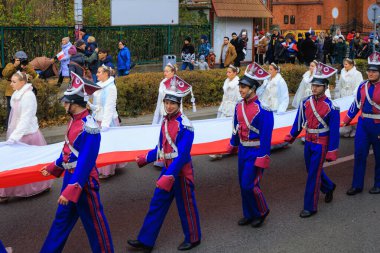 Wroclaw, Polonya - 11 Kasım 2024: Wroclaw 'da Neşeli Bağımsızlık Günü Yürüyüşü, Polonya Bayrakları, Öğrencileri ve 11 Kasım' ı Kutlayan Ailelerle Vatanseverlik Yürüyüşü