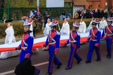 Wroclaw, Polonya - 11 Kasım 2024: Wroclaw 'da Neşeli Bağımsızlık Günü Yürüyüşü, Polonya Bayrakları, Öğrencileri ve 11 Kasım' ı Kutlayan Ailelerle Vatanseverlik Yürüyüşü
