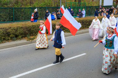 Wroclaw, Polonya - 11 Kasım 2024: Wroclaw 'da Neşeli Bağımsızlık Günü Yürüyüşü, Polonya Bayrakları, Öğrencileri ve 11 Kasım' ı Kutlayan Ailelerle Vatanseverlik Yürüyüşü