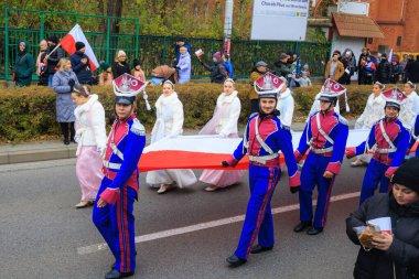 Wroclaw, Polonya - 11 Kasım 2024: Wroclaw 'da Neşeli Bağımsızlık Günü Yürüyüşü, Polonya Bayrakları, Öğrencileri ve 11 Kasım' ı Kutlayan Ailelerle Vatanseverlik Yürüyüşü