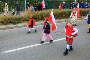 Wroclaw, Polonya - 11 Kasım 2024: Wroclaw 'da Neşeli Bağımsızlık Günü Yürüyüşü, Polonya Bayrakları, Öğrencileri ve 11 Kasım' ı Kutlayan Ailelerle Vatanseverlik Yürüyüşü