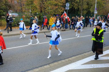 Wroclaw, Polonya - 11 Kasım 2024: Wroclaw 'da Neşeli Bağımsızlık Günü Yürüyüşü, Polonya Bayrakları, Öğrencileri ve 11 Kasım' ı Kutlayan Ailelerle Vatanseverlik Yürüyüşü