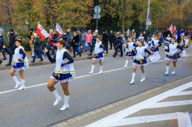 Wroclaw, Polonya - 11 Kasım 2024: Wroclaw 'da Neşeli Bağımsızlık Günü Yürüyüşü, Polonya Bayrakları, Öğrencileri ve 11 Kasım' ı Kutlayan Ailelerle Vatanseverlik Yürüyüşü