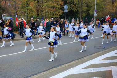 Wroclaw, Polonya - 11 Kasım 2024: Wroclaw 'da Neşeli Bağımsızlık Günü Yürüyüşü, Polonya Bayrakları, Öğrencileri ve 11 Kasım' ı Kutlayan Ailelerle Vatanseverlik Yürüyüşü