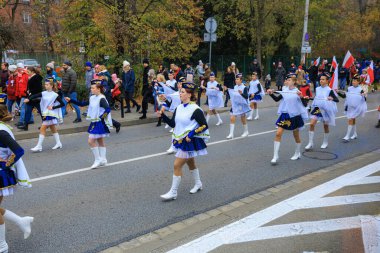 Wroclaw, Polonya - 11 Kasım 2024: Wroclaw 'da Neşeli Bağımsızlık Günü Yürüyüşü, Polonya Bayrakları, Öğrencileri ve 11 Kasım' ı Kutlayan Ailelerle Vatanseverlik Yürüyüşü