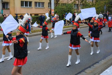 Wroclaw, Polonya - 11 Kasım 2024: Wroclaw 'da Neşeli Bağımsızlık Günü Yürüyüşü, Polonya Bayrakları, Öğrencileri ve 11 Kasım' ı Kutlayan Ailelerle Vatanseverlik Yürüyüşü